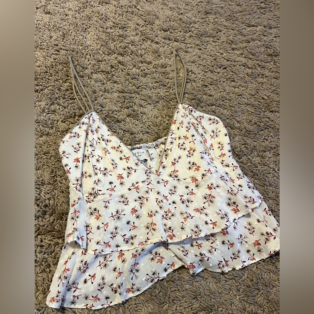 Super cute floral top!